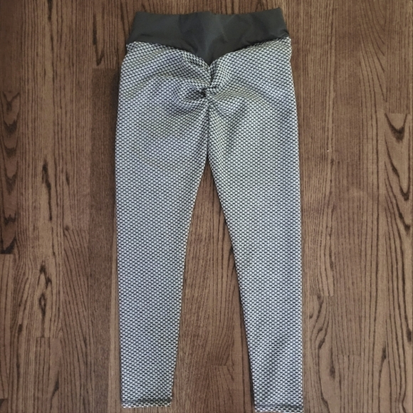 TikTok Size XL Scrunch Butt Leggings - Picture 4 of 8
